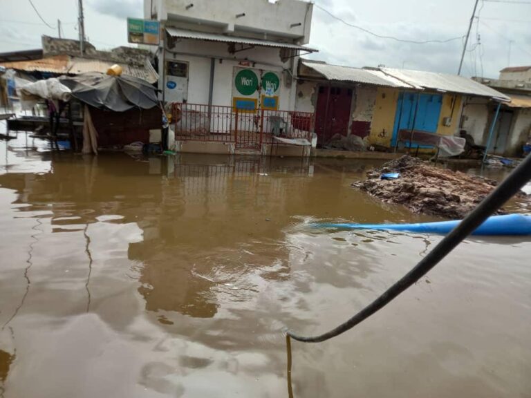 DIOURBEL: 300 cantines sous les eaux au marché Ndoumbé Diop.